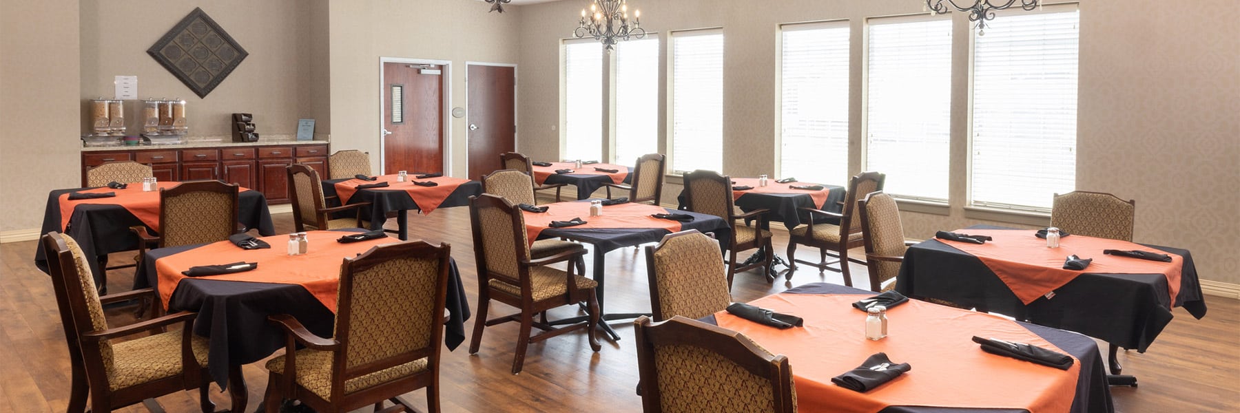 dining room at the Villages of Jackson Creek