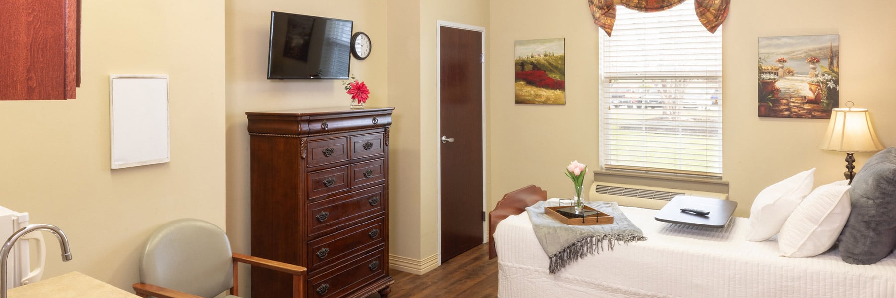 skilled nursing bedroom at the Villages of Jackson Creek